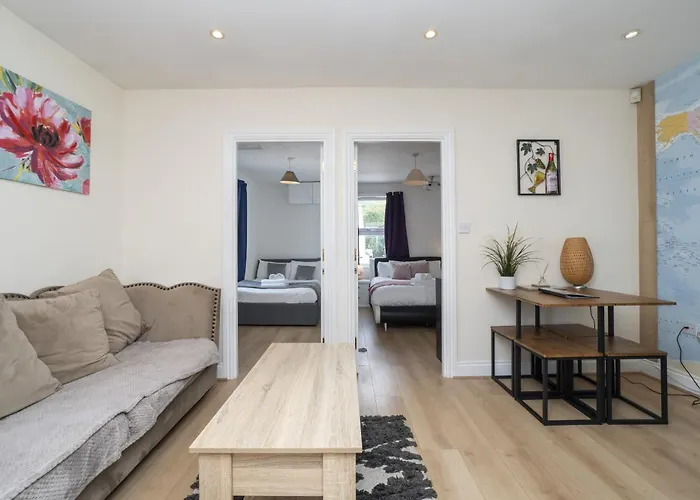Contemporary 2 Bed Flat In Bristol, Free Parking *