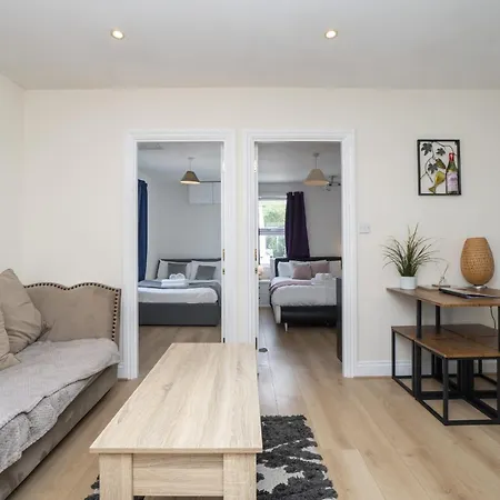 Contemporary 2 Bed Flat In Bristol, Free Parking *