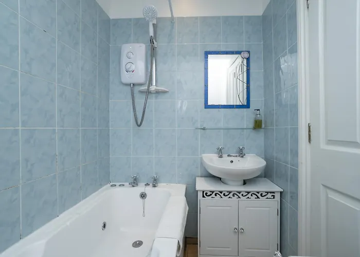 Contemporary 2 Bed Flat In Bristol, Free Parking Daire Bristol