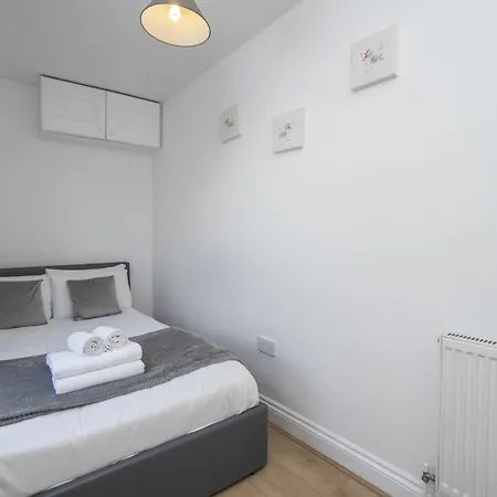 Contemporary 2 Bed Flat In Bristol, Free Parking Daire