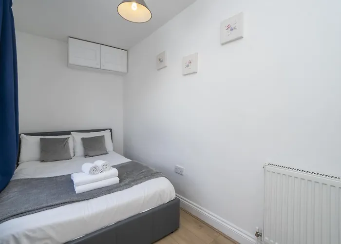 Contemporary 2 Bed Flat In Bristol, Free Parking Apartman